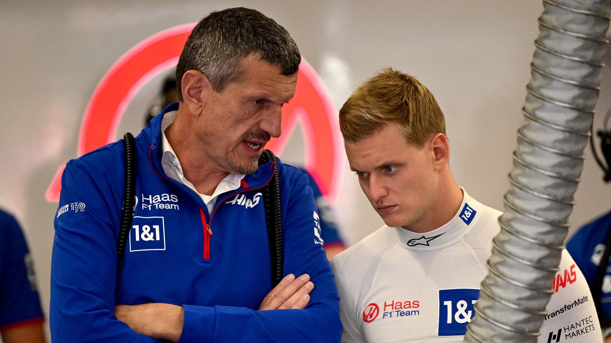 Günther Steiner und Mick Schumacher in der Haas-Box im Gespräch.