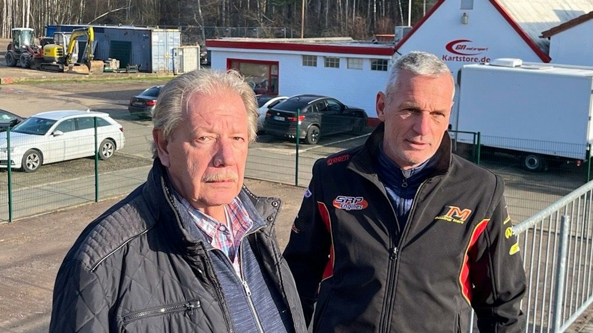 Der Ehrenpräsident und sein Nachfolger auf der Kartbahn von Michael Schumacher.