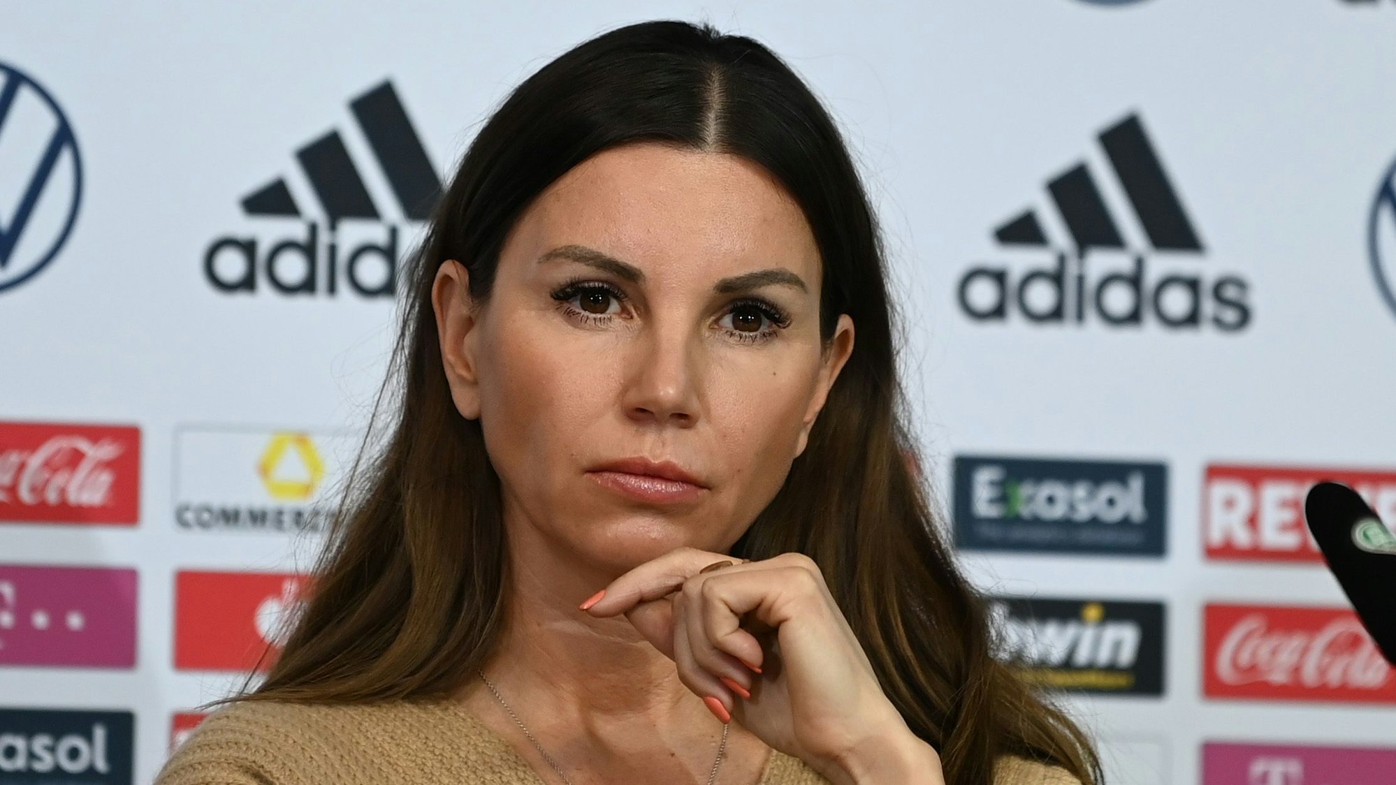 Teresa Enke blickt ernst auf einer Pressekonferenz.