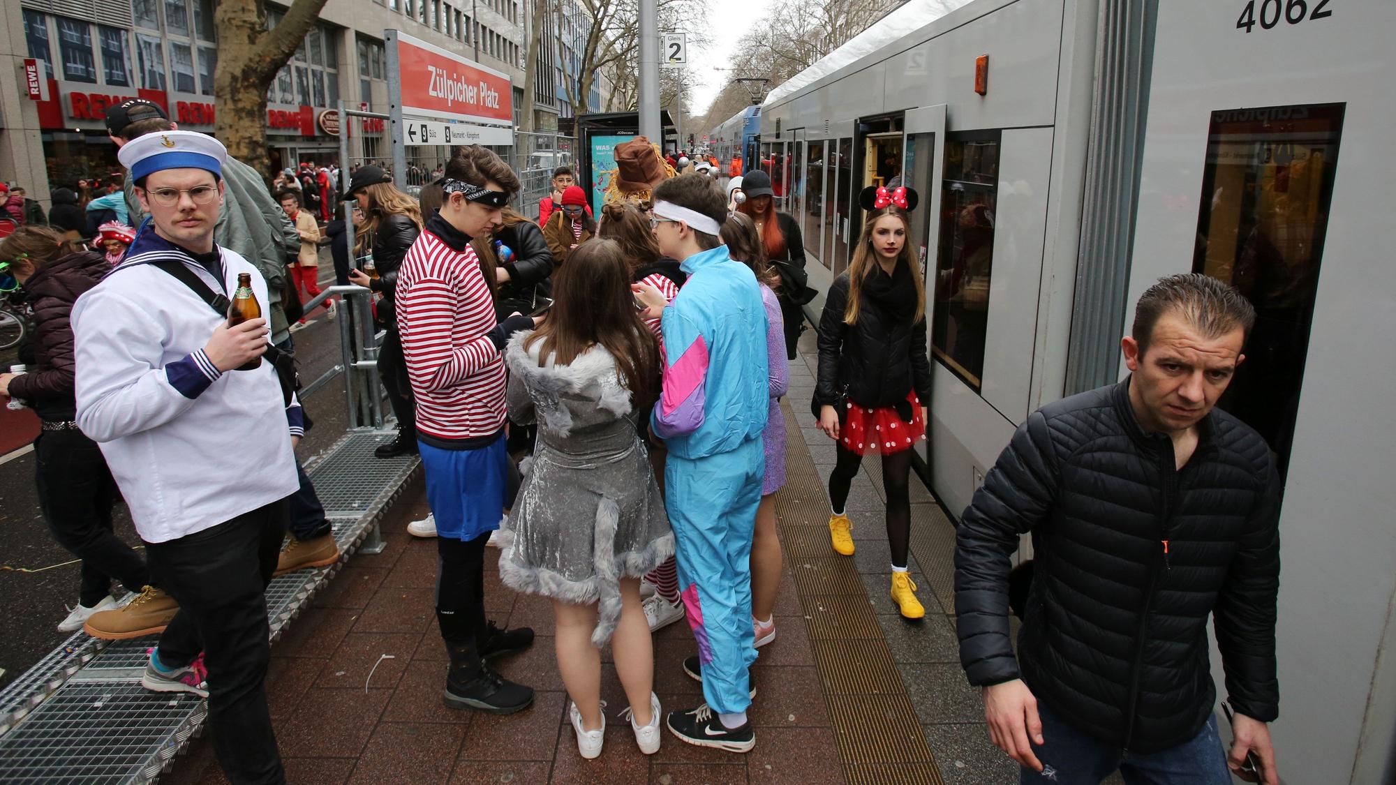 Weiberfastnacht auf der Zülpicher Straße.