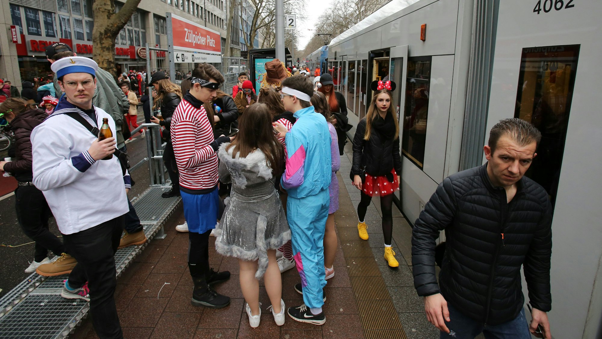 Weiberfastnacht auf der Zülpicher Straße.