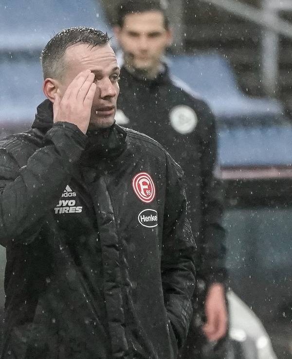 Fortuna Düsseldorfs Trainer Christian Preußer schaut auf das Spielfeld.
