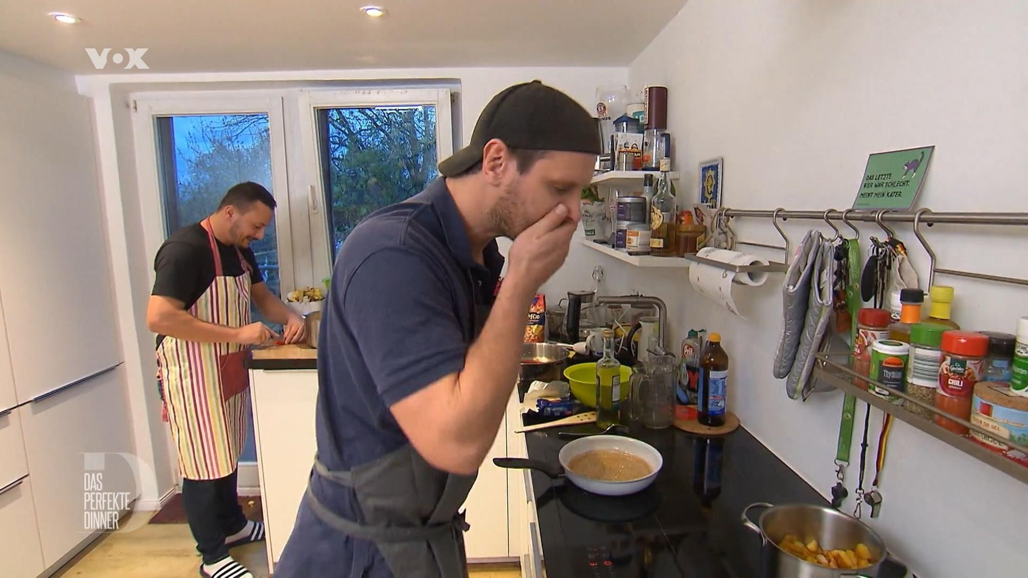 „Das perfekte Dinner“ Tag 2: Chaos in der Küche. In der Hektik schüttet Sören Balsamico statt Whisky über die geröstete Ananas.