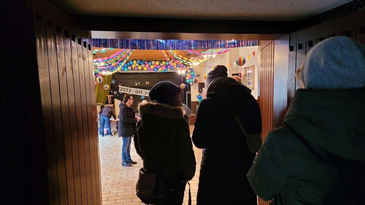Lange Schlangen bildeten sich am Montag (6. Februar) vor dem Bürgerbüro Severinstraße.