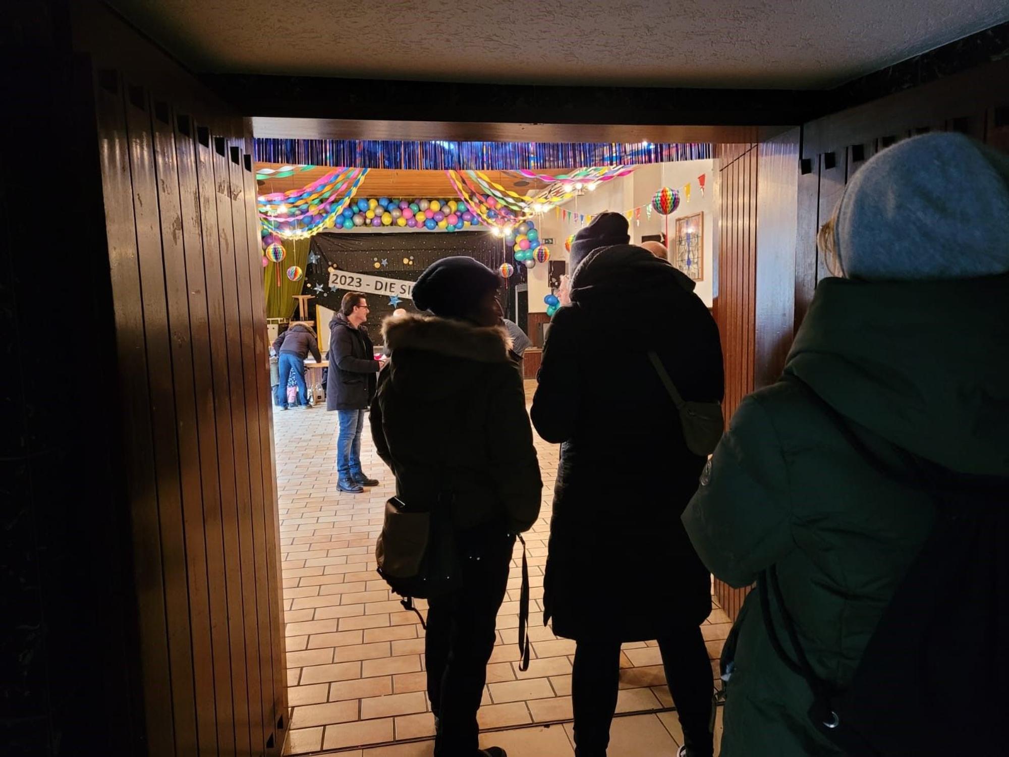 Lange Schlangen bildeten sich am Montag (6. Februar) vor dem Bürgerbüro Severinstraße.