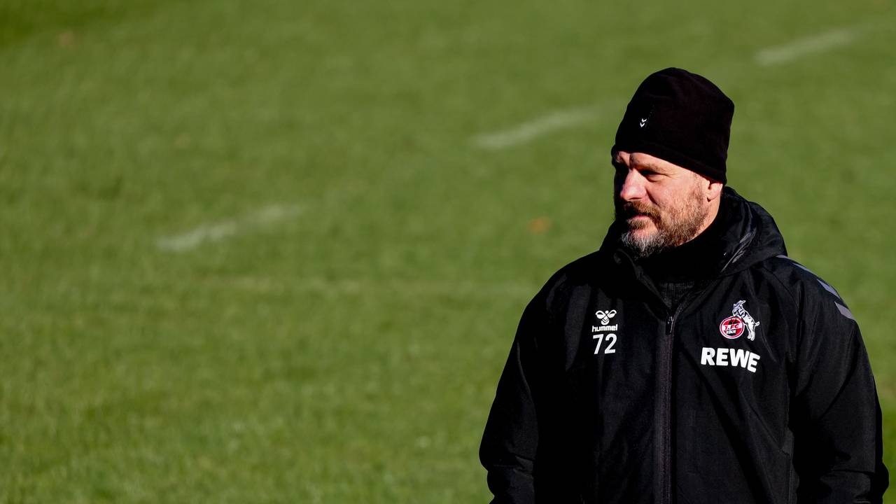 Steffen Baumgart steht beim 1. FC Köln auf dem Trainingplatz.
