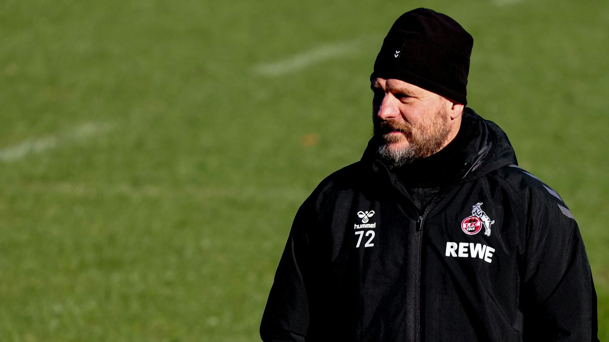 Steffen Baumgart steht beim 1. FC Köln auf dem Trainingplatz.