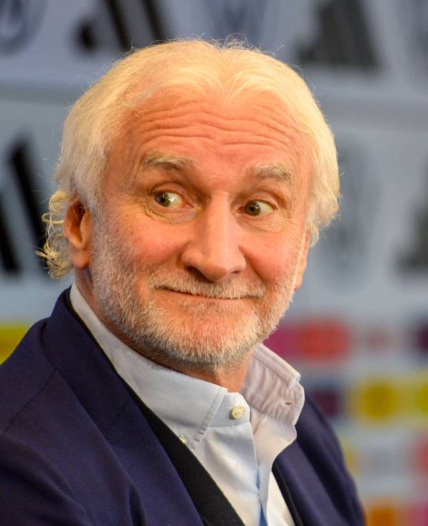 Rudi Völler spricht während der Pressekonferenz im DFB-Campus zu den Journalisten.