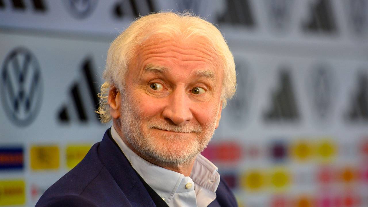 Rudi Völler spricht während der Pressekonferenz im DFB-Campus zu den Journalisten.