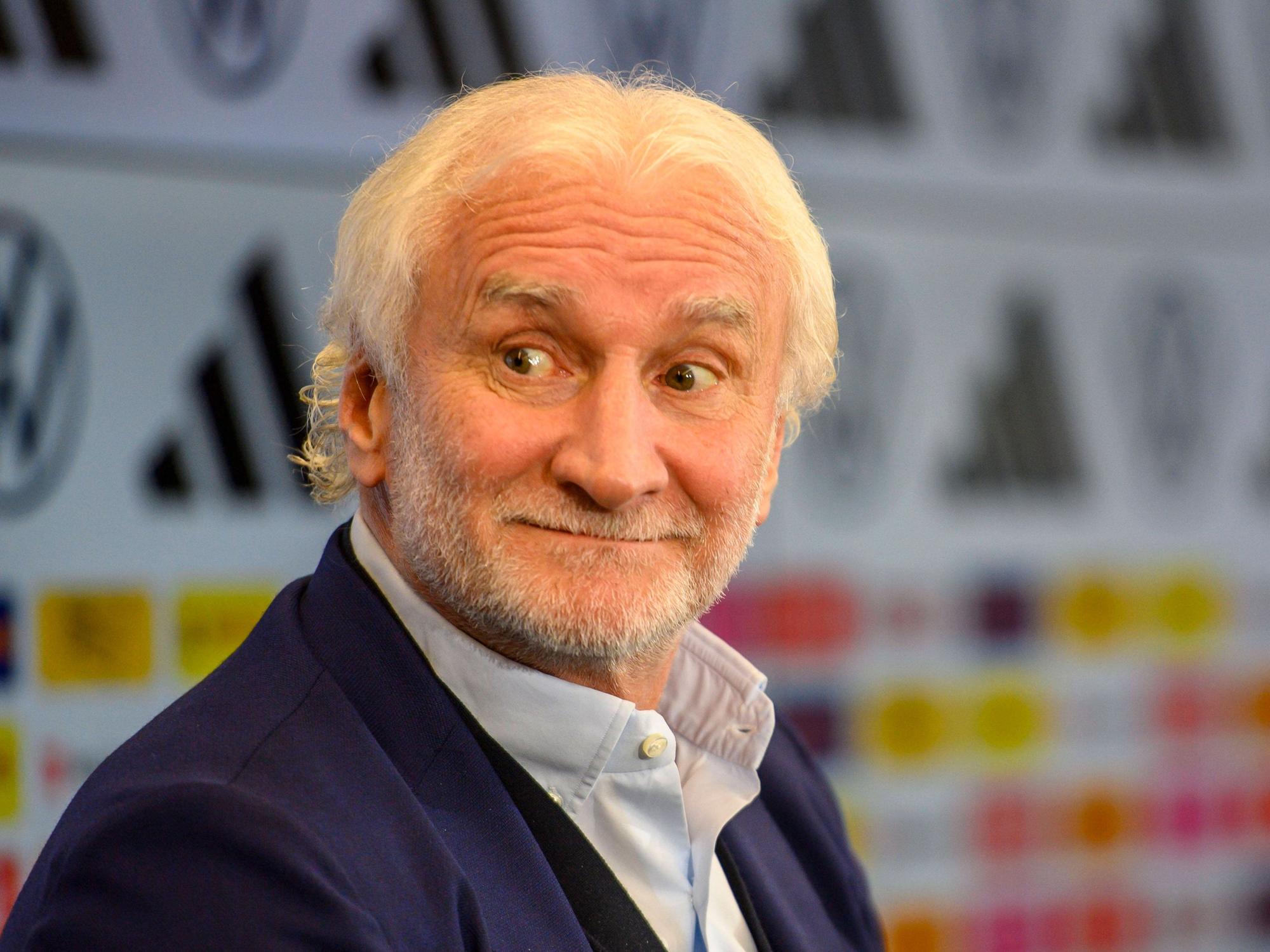 Rudi Völler spricht während der Pressekonferenz im DFB-Campus zu den Journalisten.