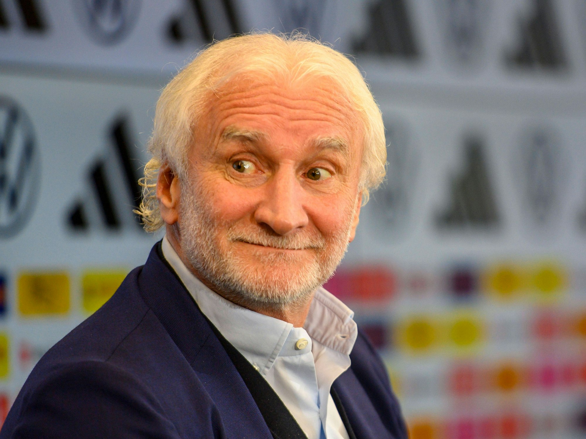 Rudi Völler spricht während der Pressekonferenz im DFB-Campus zu den Journalisten.
