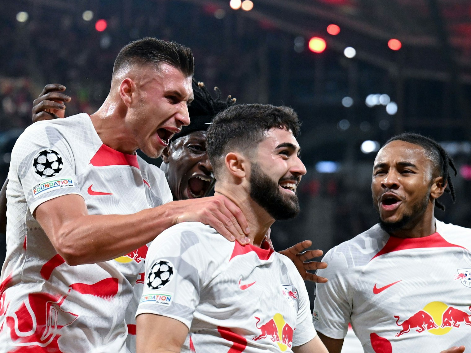 Leipzigs Josko Gvardiol (M) jubelt nach seinem Tor zum 1:0 mit Willi Orban (v.l.), Mohamed Simakan und Christopher Nkunku.