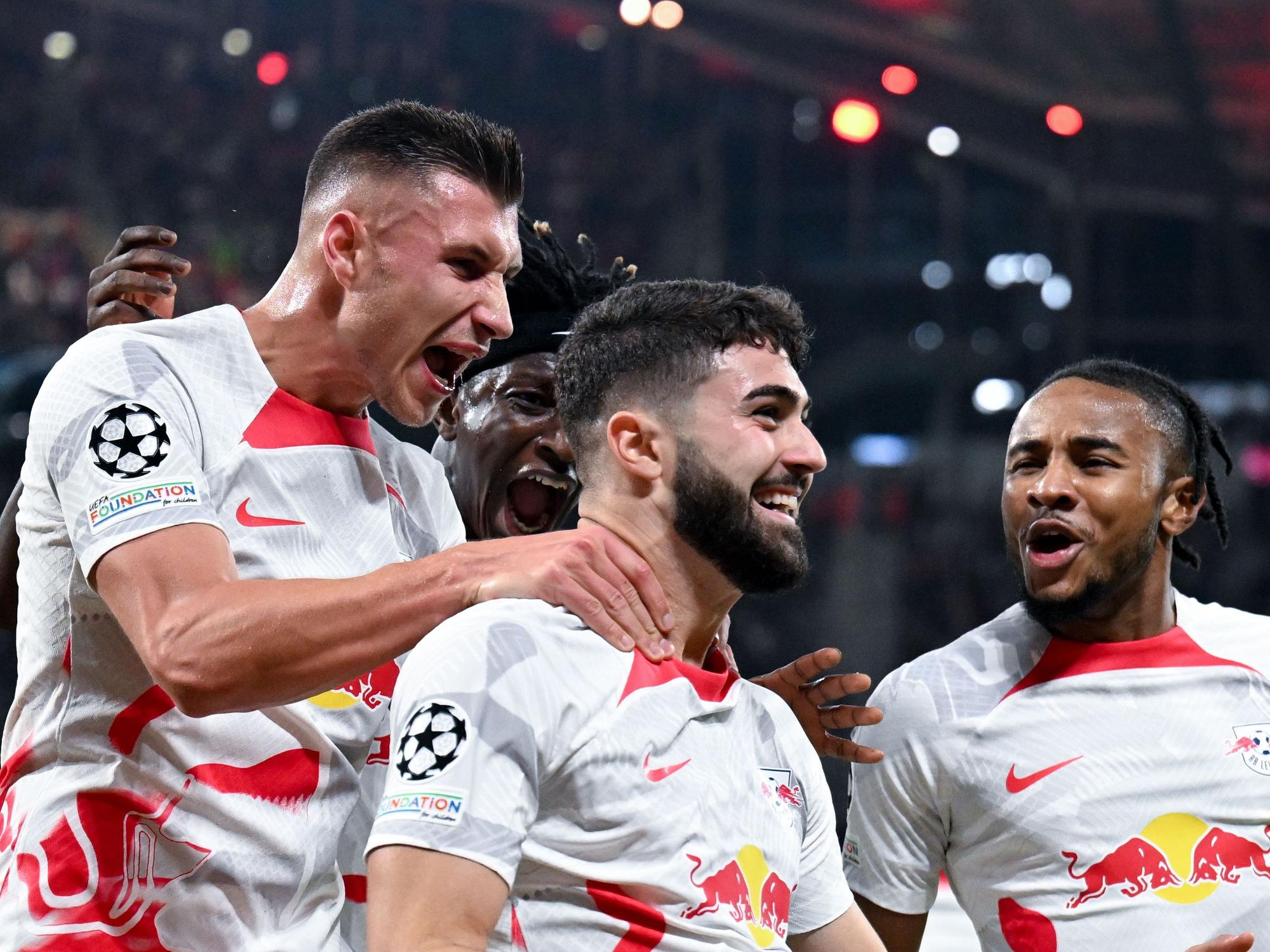 Leipzigs Josko Gvardiol (M) jubelt nach seinem Tor zum 1:0 mit Willi Orban (v.l.), Mohamed Simakan und Christopher Nkunku.