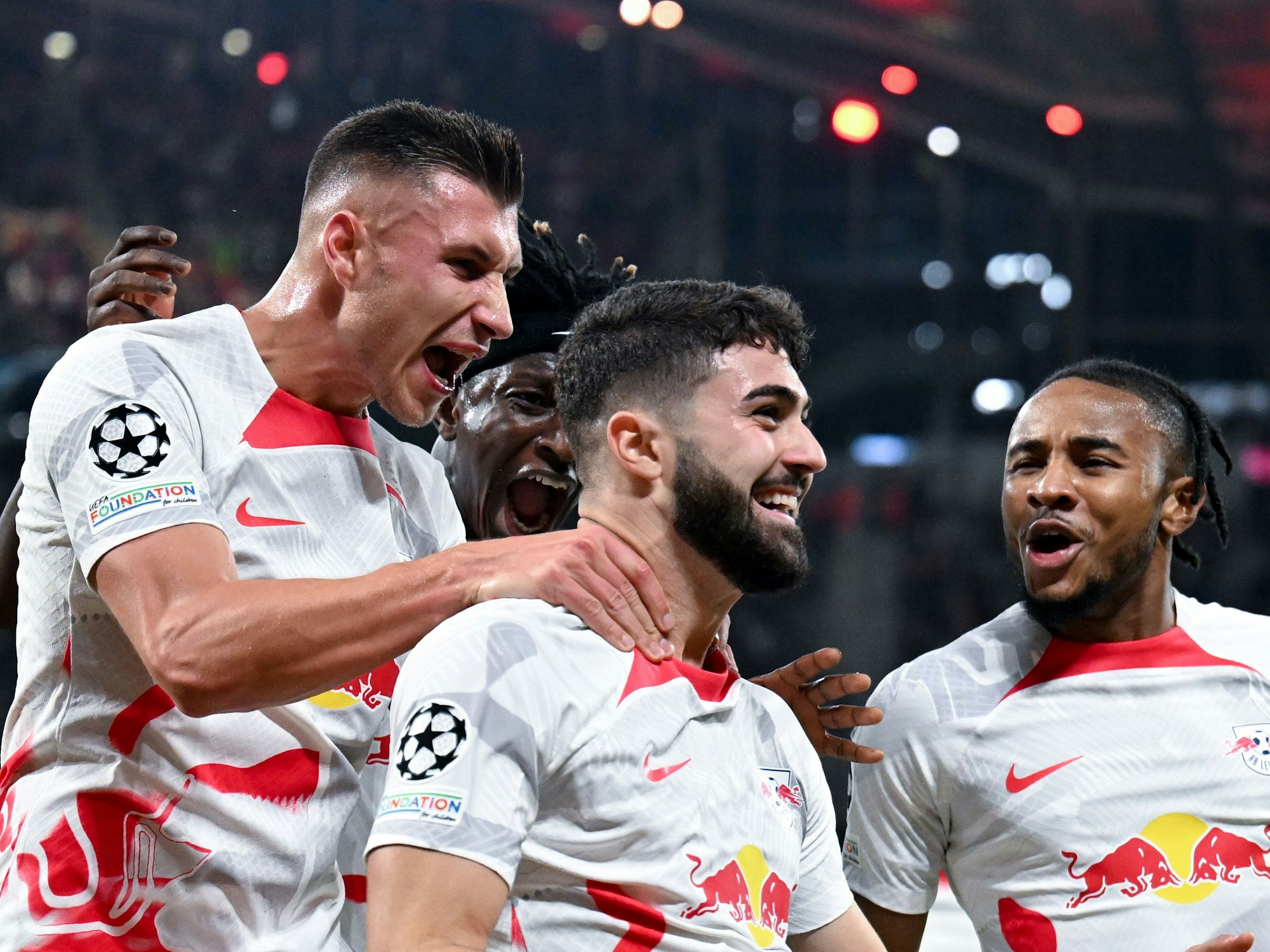 Leipzigs Josko Gvardiol (M) jubelt nach seinem Tor zum 1:0 mit Willi Orban (v.l.), Mohamed Simakan und Christopher Nkunku.