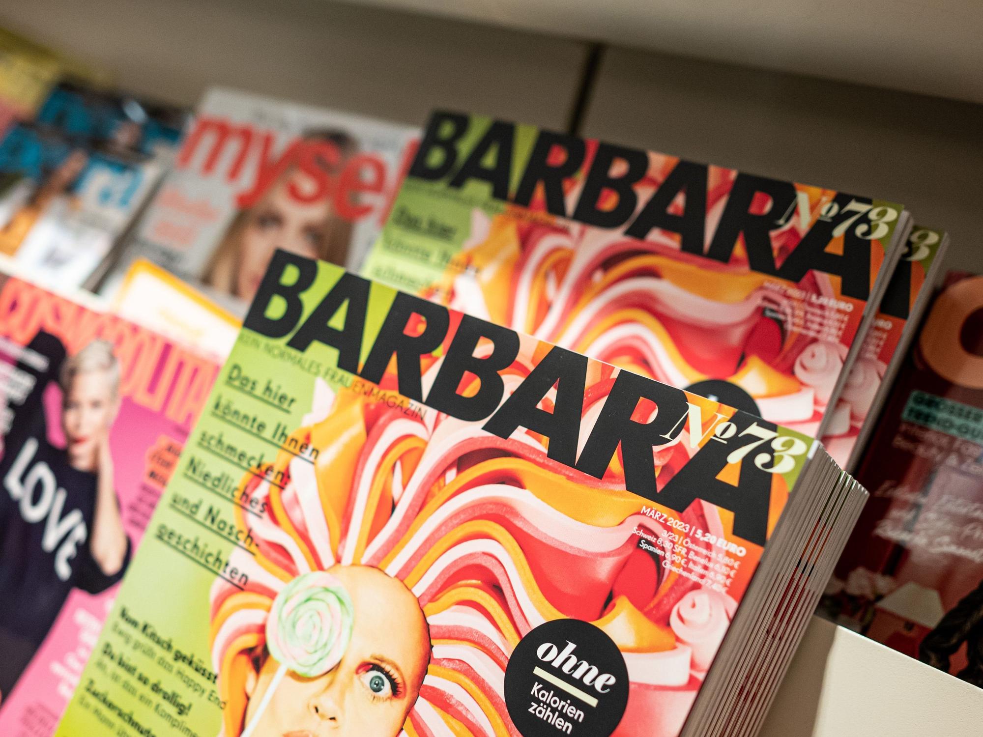 Die Zeitschrift „Barbara“ liegen in einem Zeitschriftenständer in einem Geschäft. RTL Deutschland plant in seinem Zeitschriftensegment um den früheren Verlag Gruner + Jahr den Wegfall von rund 700 der 1900 Stellen.