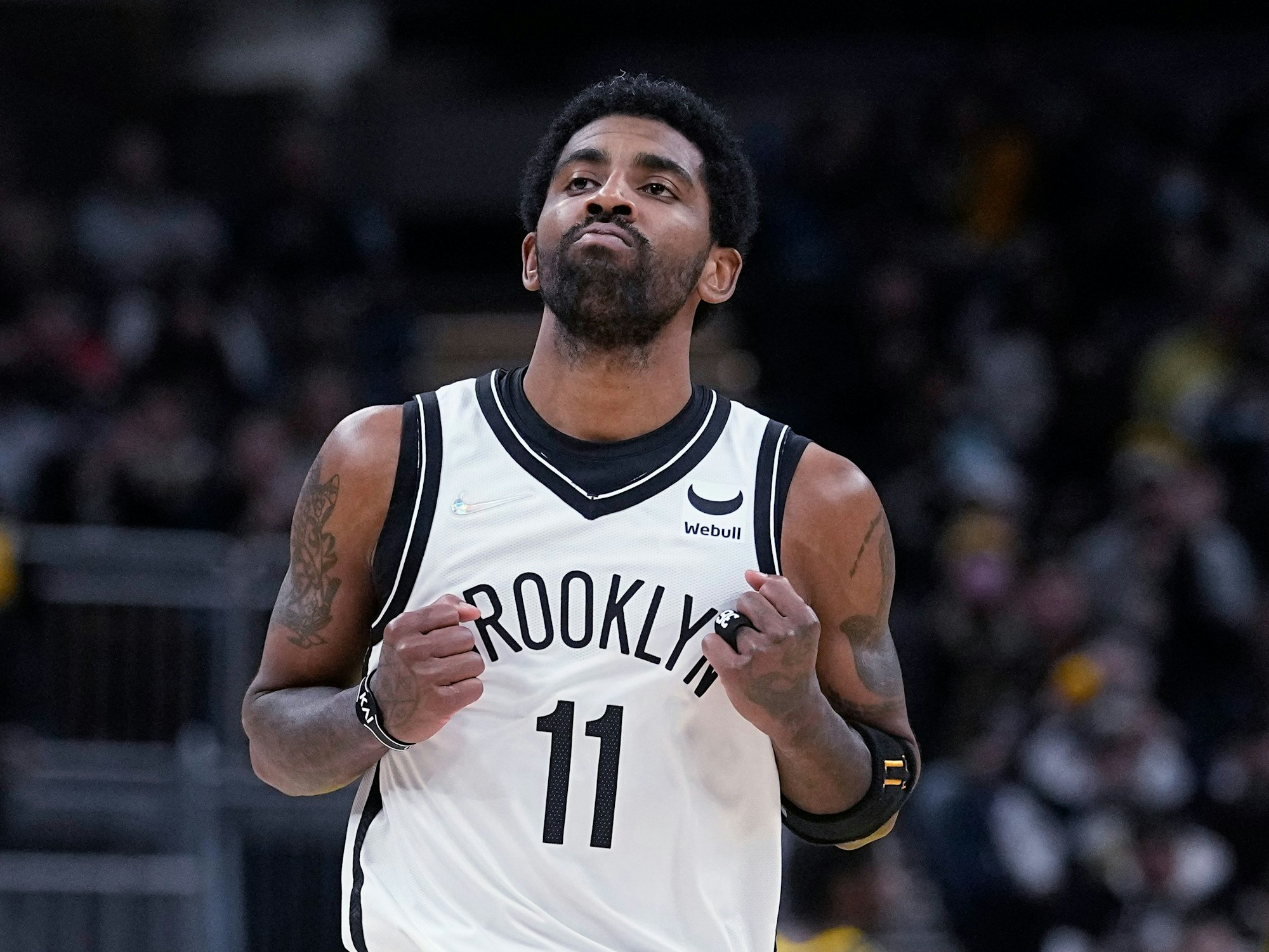 Kyrie Irving mit selbstbewusster Pose.