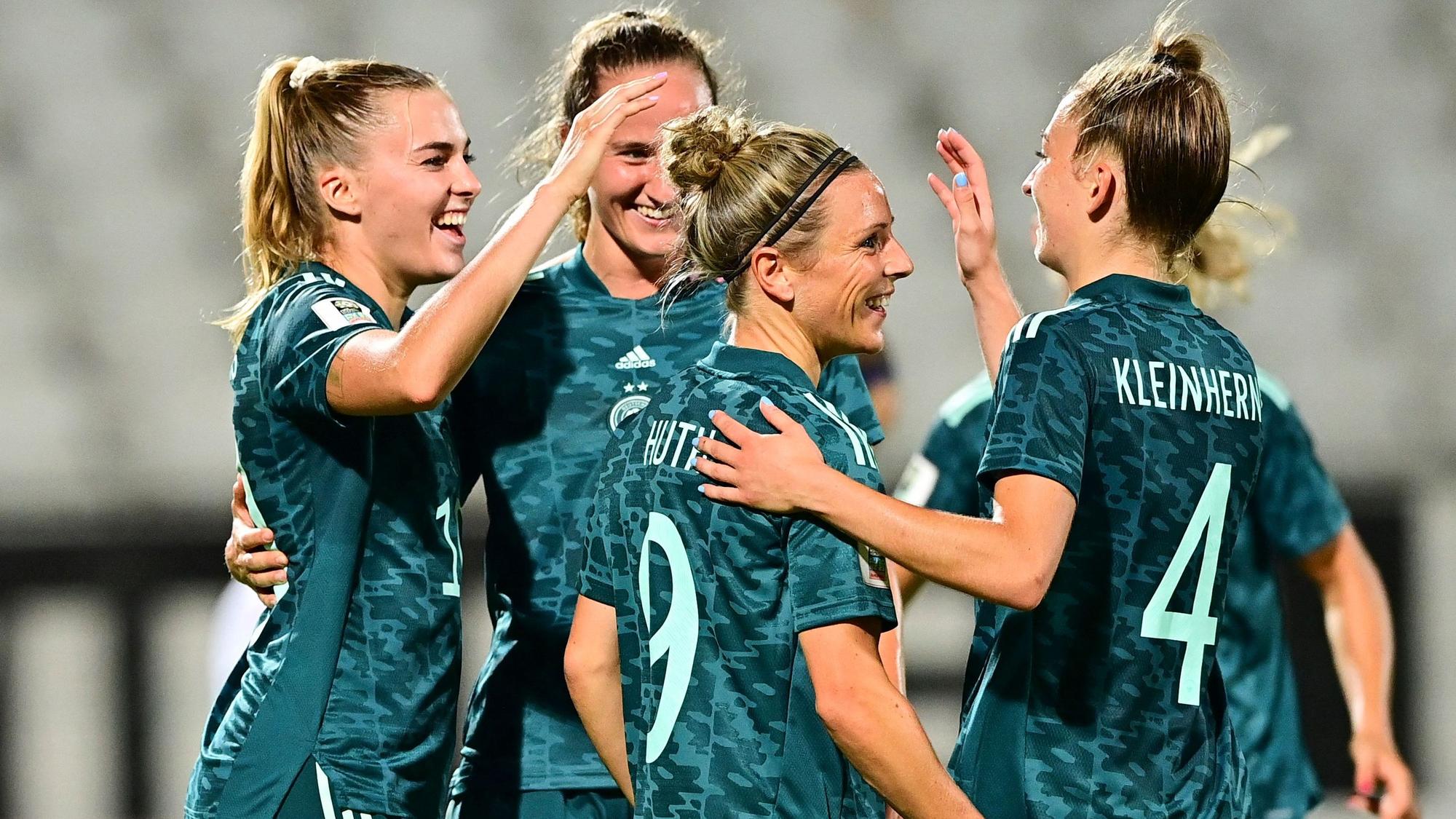 Die DFB-Frauen jubeln über ein Länderspieltor in der WM-Qualifikation.