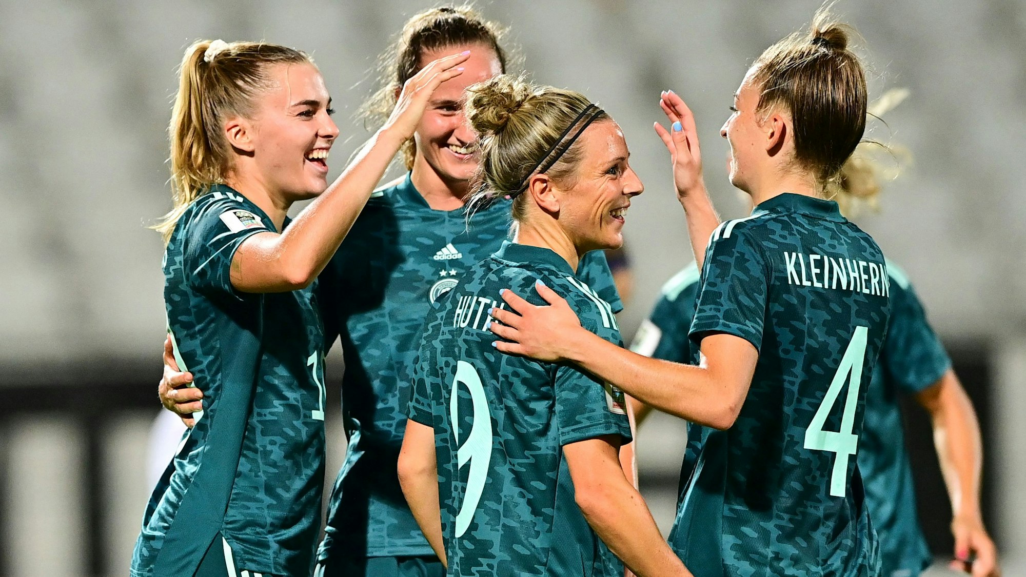 Die DFB-Frauen jubeln über ein Länderspieltor in der WM-Qualifikation.