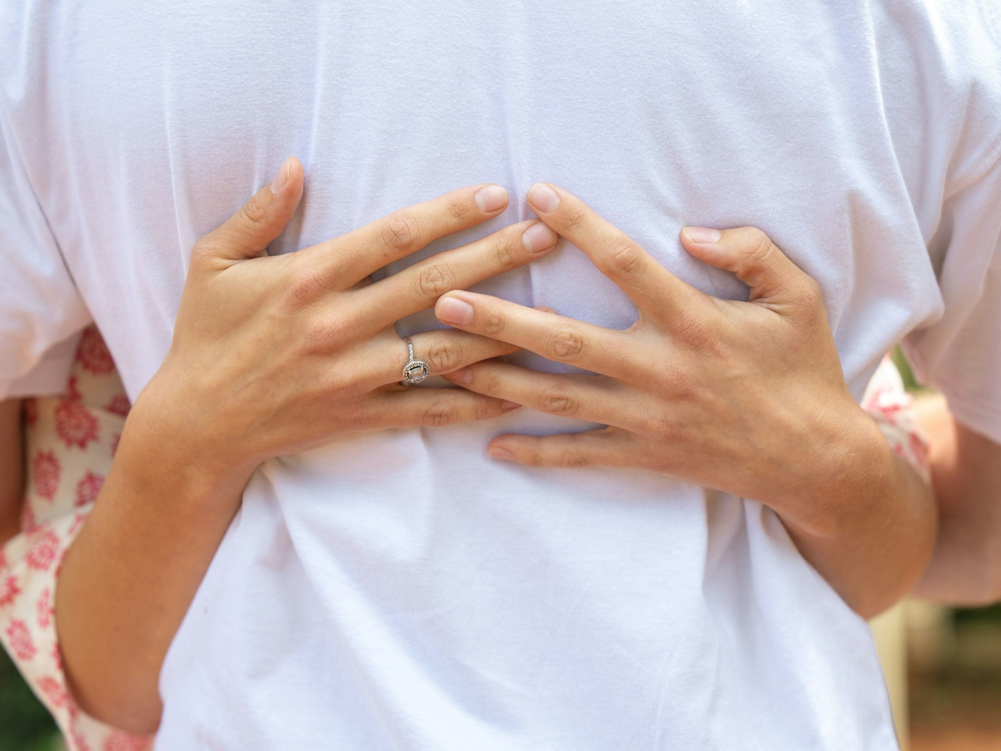 Eine Frau und ein Mann umarmen sich (gestellte Szene).