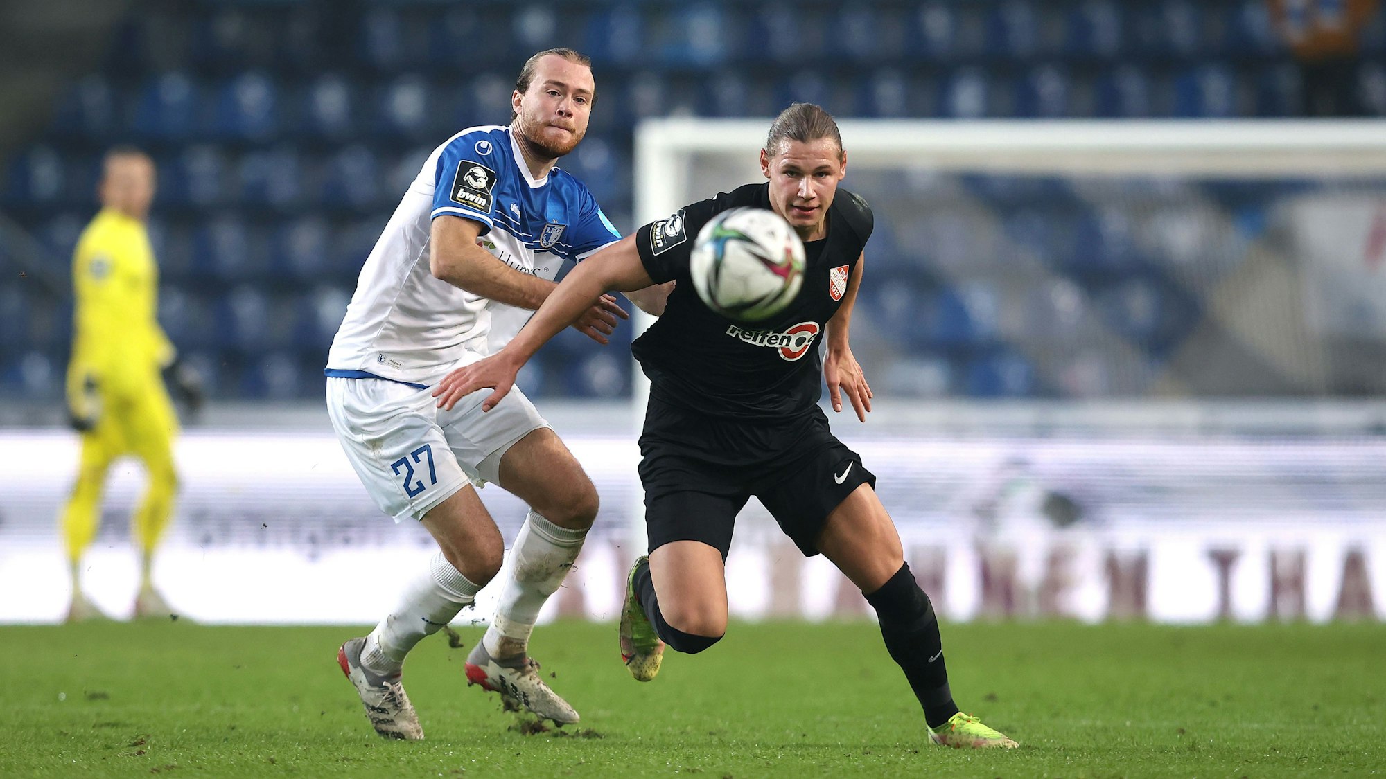 Der Magdeburger Korbinian Burger (l) spielt gegen Havelses Fynn Lakenmacher.