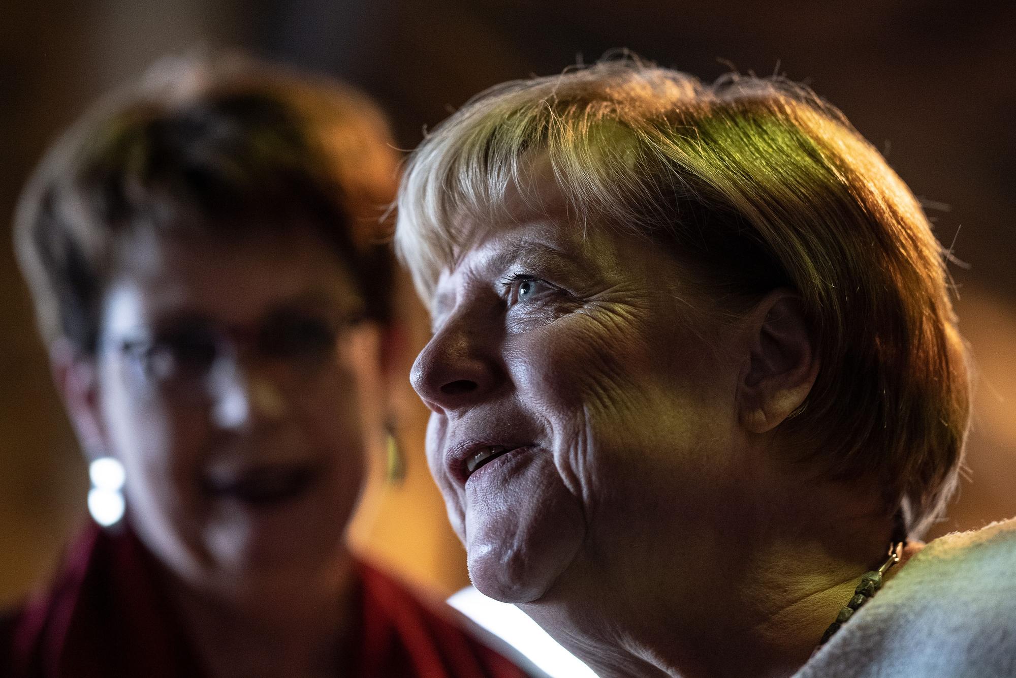 Angela Merkel (CDU, r), frühere Bundeskanzlerin, steht mit Birgit Hone (SPD), niedersächsische Ministerin für Bundes- und Europaangelegenheiten und Regionale Entwicklung, zum Festakt zum 1100-jährigen Jubiläum der Stadt Goslar