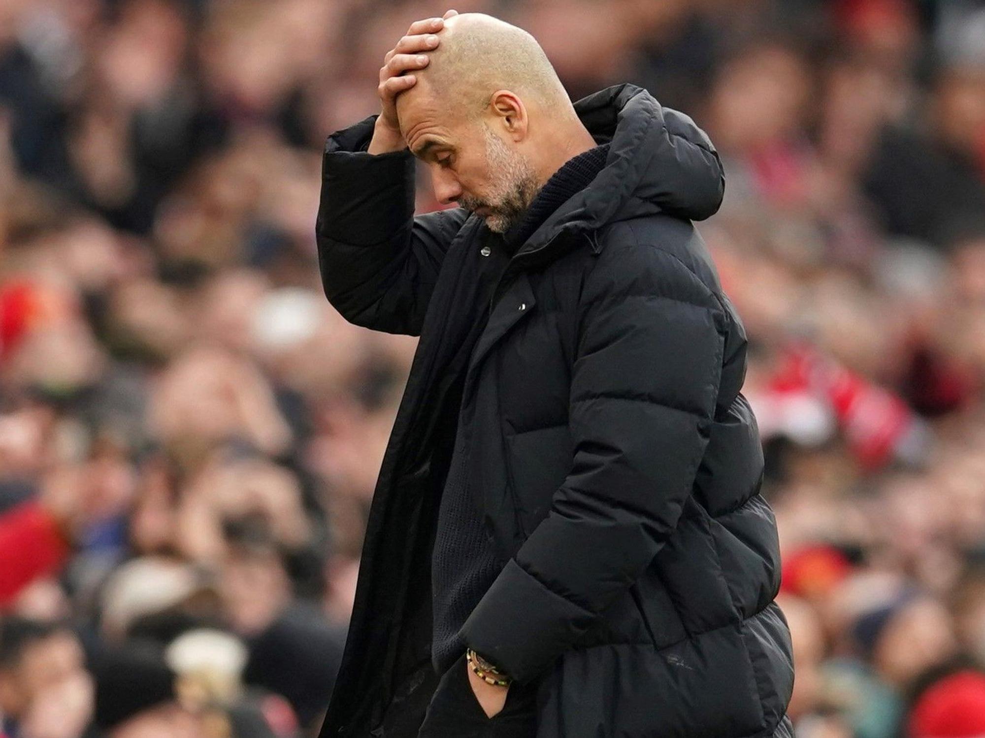 Pep Guardiola fasst sich im Manchester-Derby zwischen United und City an den Kopf. Ob die Reaktion auf die Ermittlungen hinter verschlossenen Türen ähnlich ausfiel?