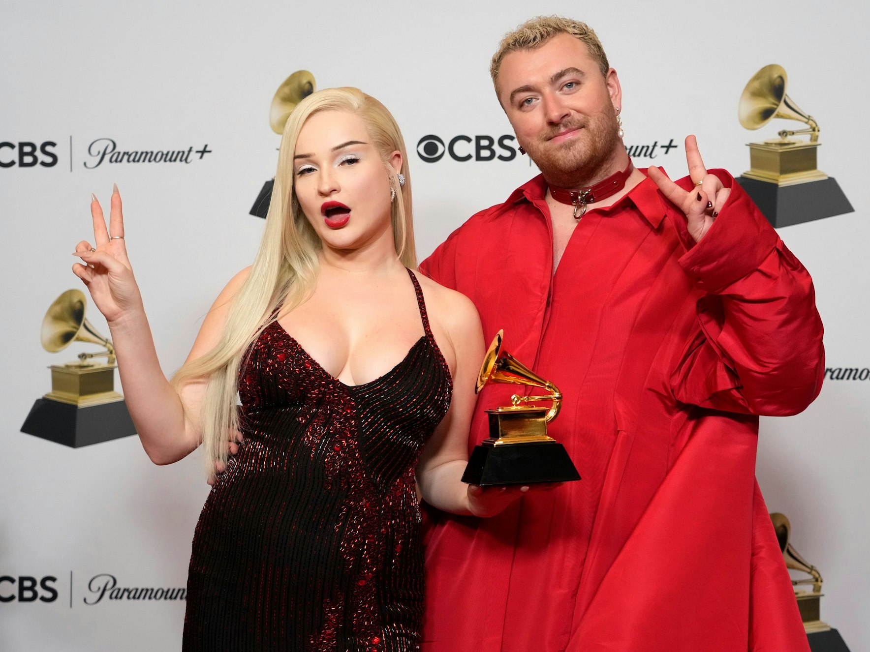 Kim Petras und Sam Smith, Gewinner des Preises für die beste Pop-Duo/Gruppen-Performance, posieren im Presseraum bei der Verleihung der 65. Grammy Awards.