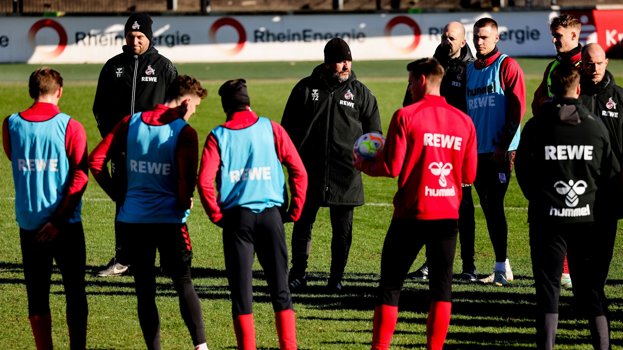 Steffen Baumgart hält beim Training des 1. FC Köln eine Ansprache.