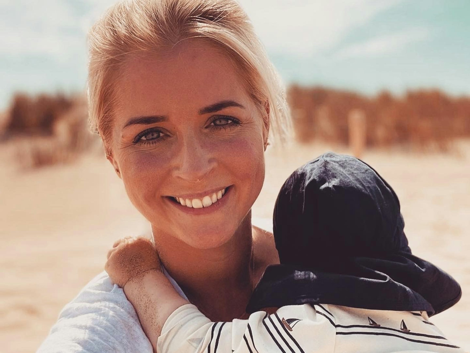 Julia Schmitz aus Bornheim mit ihrem kleinen Sohn.