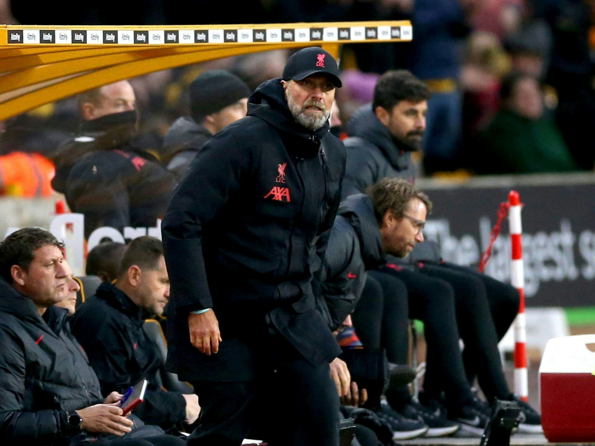Trainer Jürgen Klopp springt im Molineux Stadium von Wolverhampton von der Bank auf.