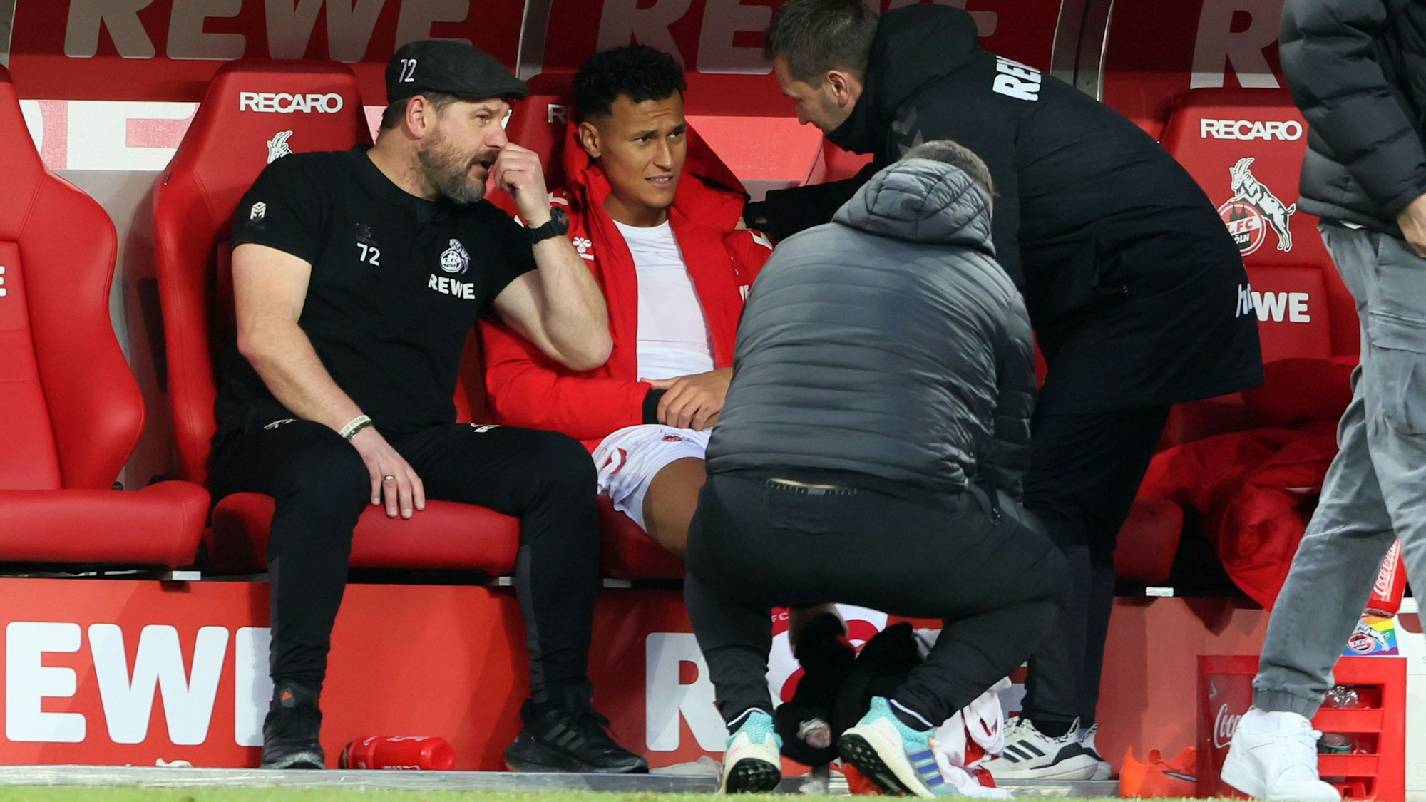 Steffen Baumgart sitzt neben dem verletzten Davie Selke auf der Bank.