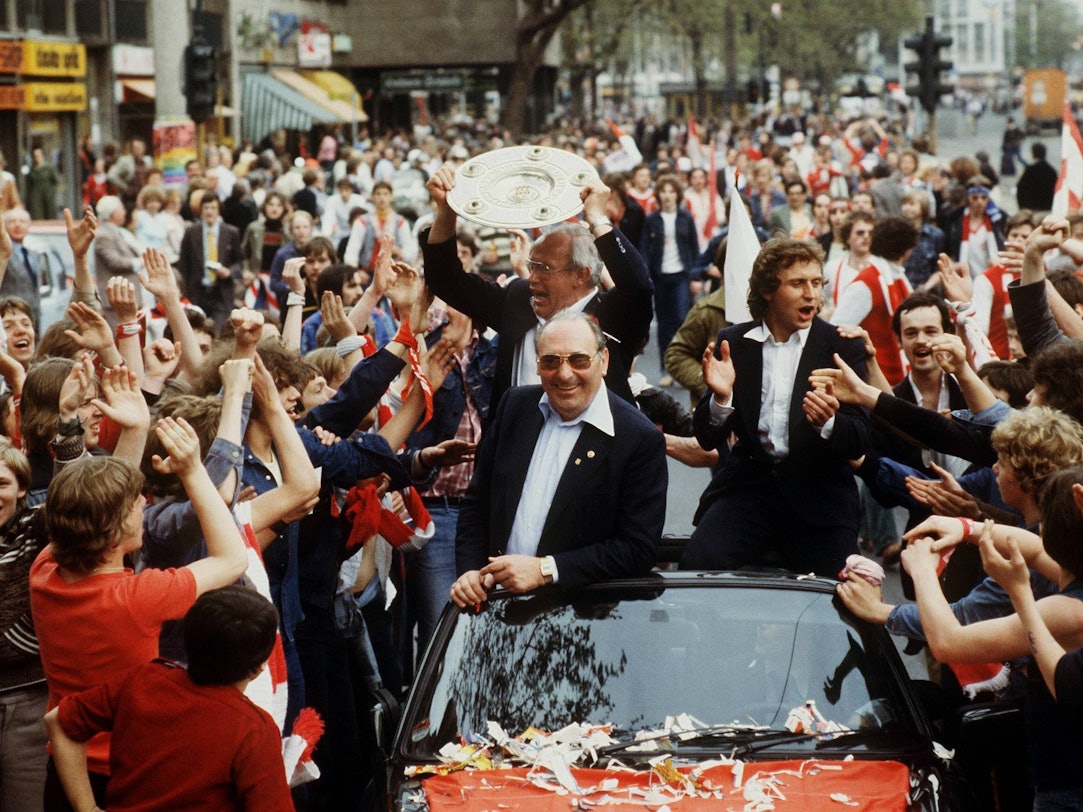 Hennes Weisweiler (mit Meisterschale) lässt sich im FC-Tross nach der gewonnenen Meisterschaft 1978 von jubelnden Menschen in Köln feiern.