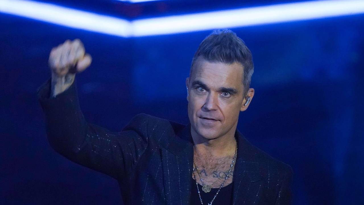 Robbie Williams ballt eine Faust auf der Bühne.