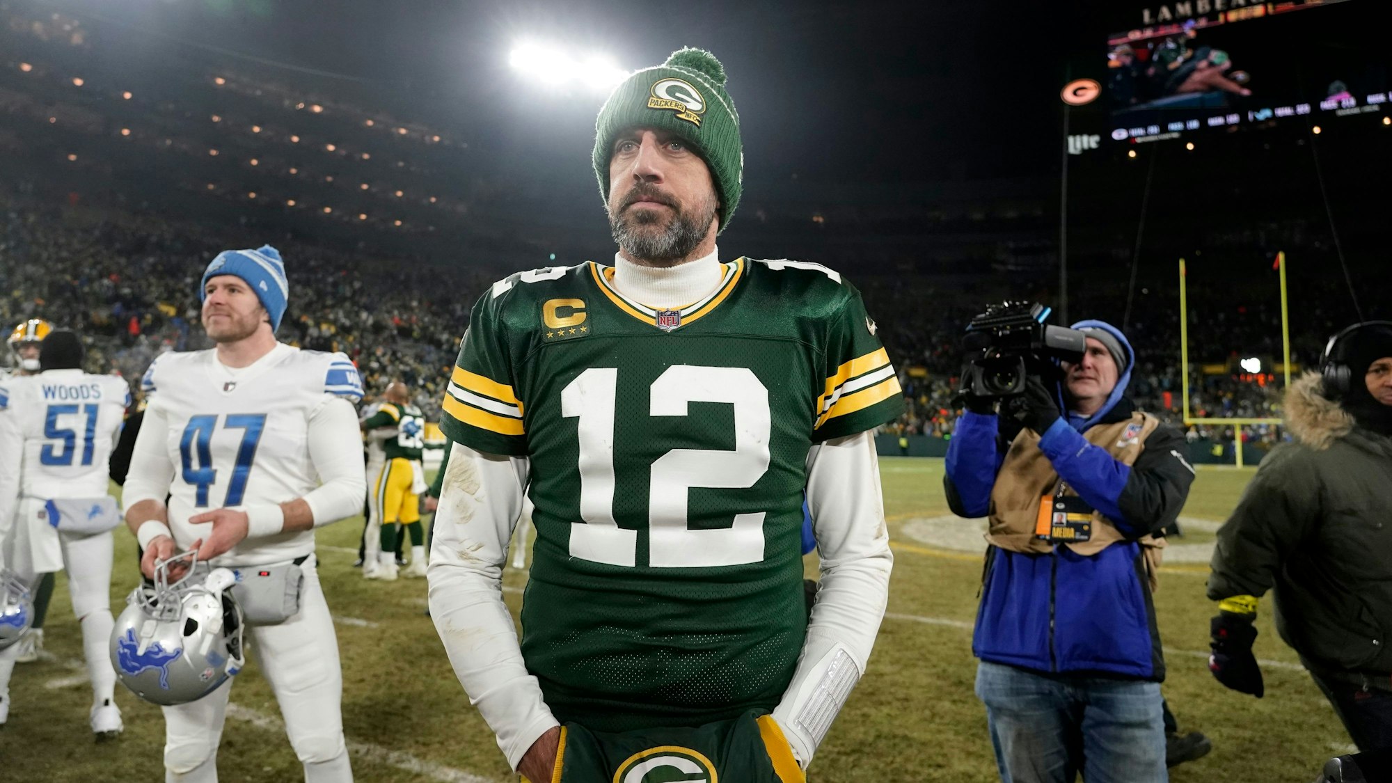 Quarterback Aaron Rodgers von den Green Bay Packers steht nach dem Spiel gegen die Detroit Lions auf dem Spielfeld.