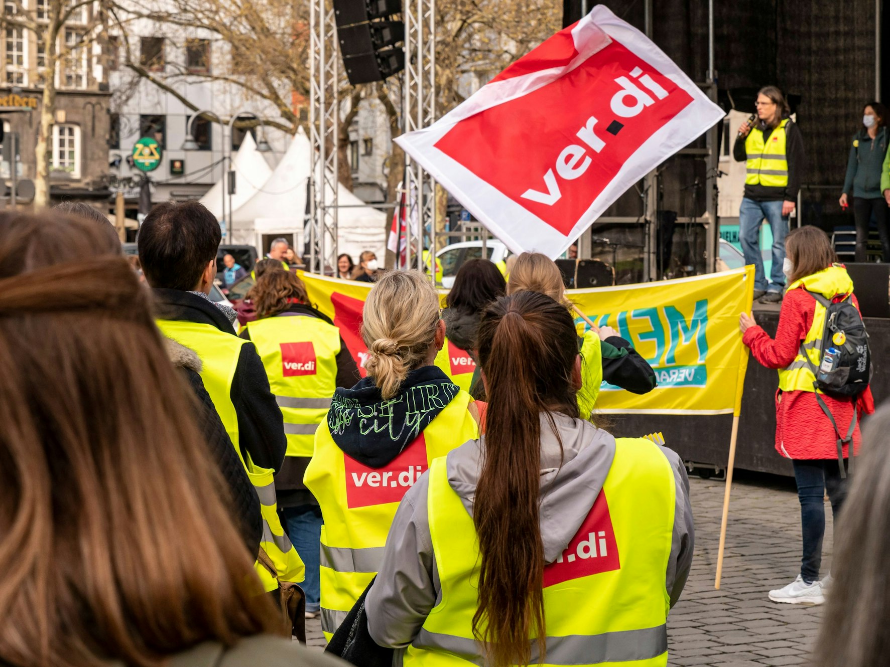 Streikende auf dem Heumarkt in Köln