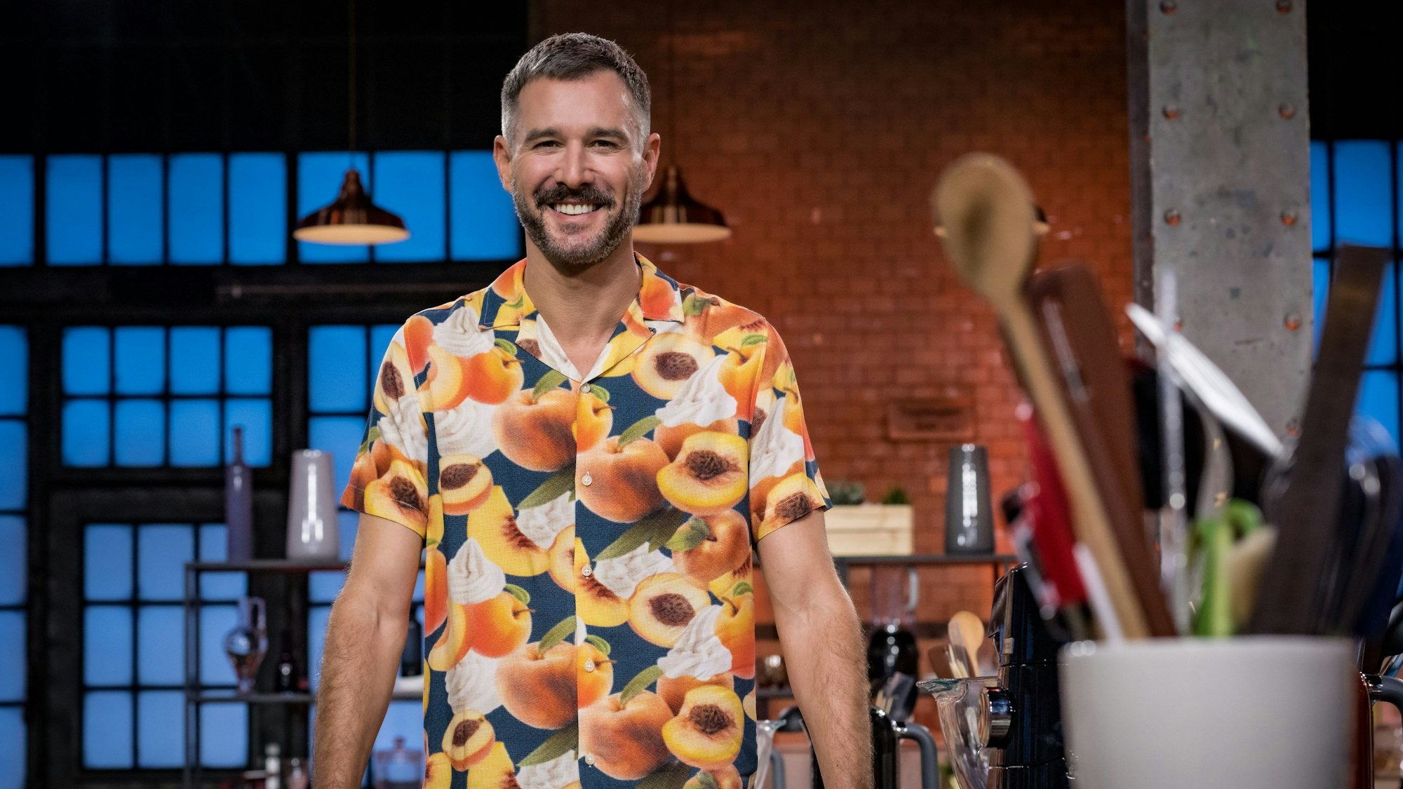 Jochen Schropp steht in der Kulisse der Sat.1-Show "Das große Promibacken".