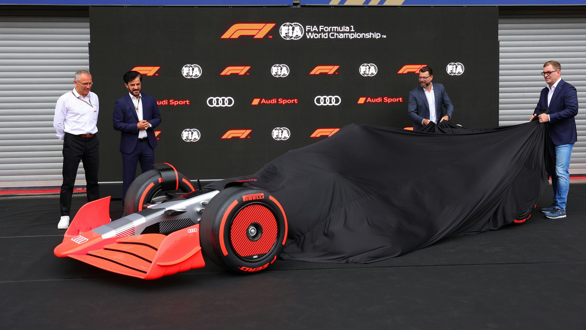 Das Formel 1 Auto von Audi wird langsam enthüllt.
