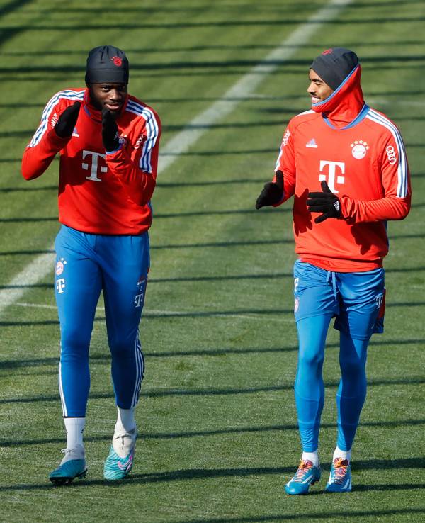 Dayot Upamecano und Ryan Gravenberch laufen.