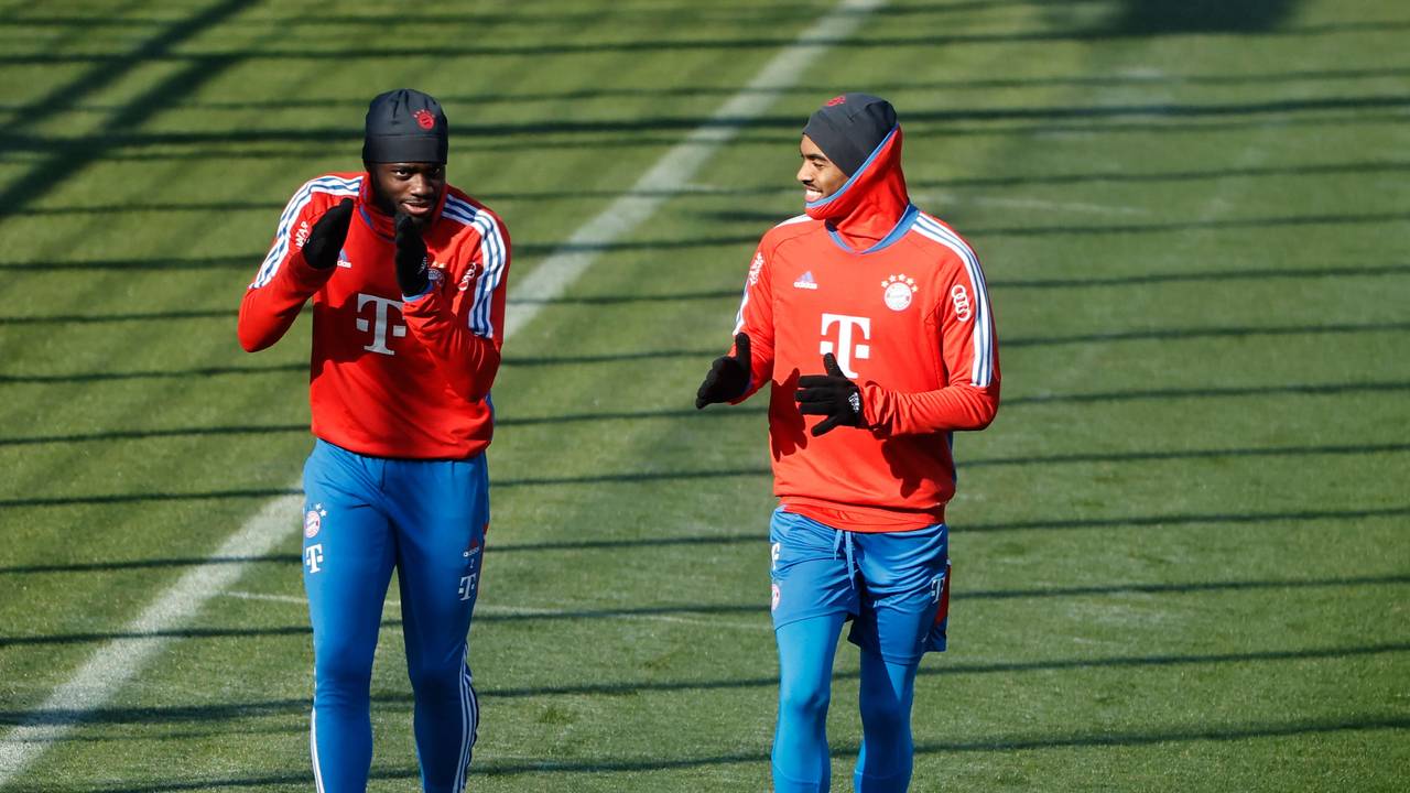 Dayot Upamecano und Ryan Gravenberch laufen.