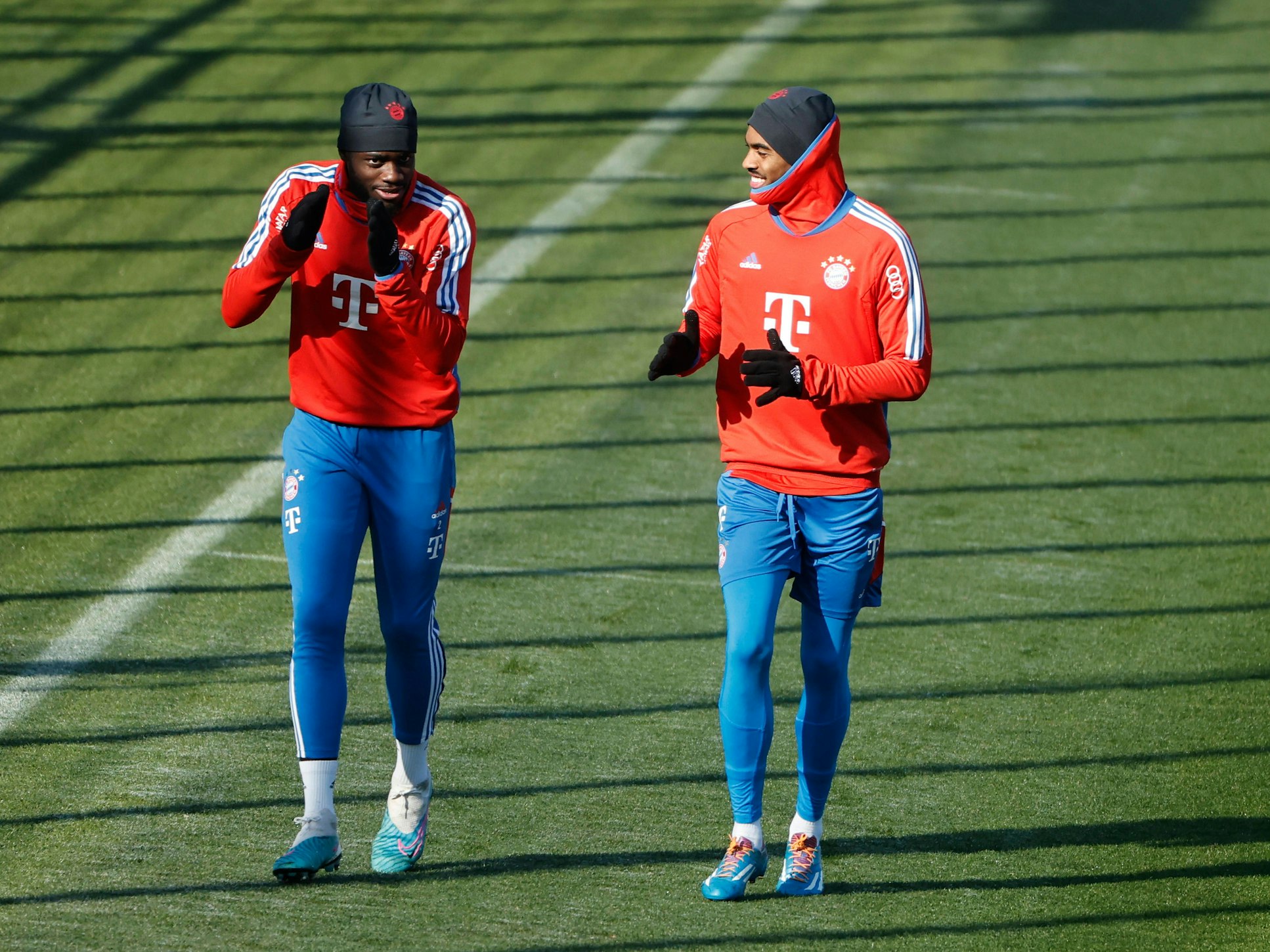 Dayot Upamecano und Ryan Gravenberch laufen.