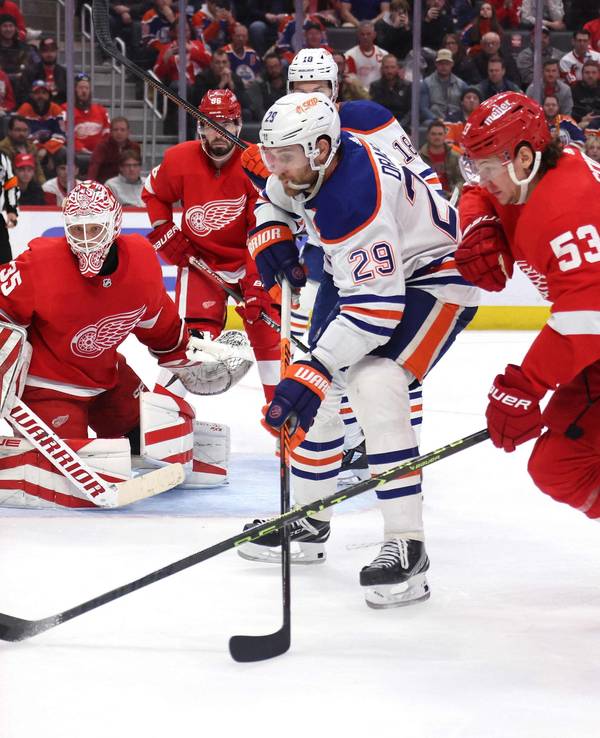 Leon Draisaitl von den Edmonton Oilers und Moritz Seidervon den Detroit Red Wings im Zweikampf um den Puck.