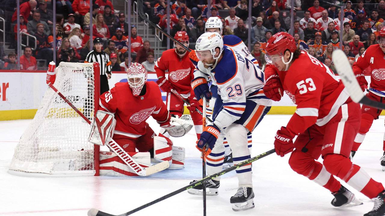 Leon Draisaitl von den Edmonton Oilers und Moritz Seidervon den Detroit Red Wings im Zweikampf um den Puck.