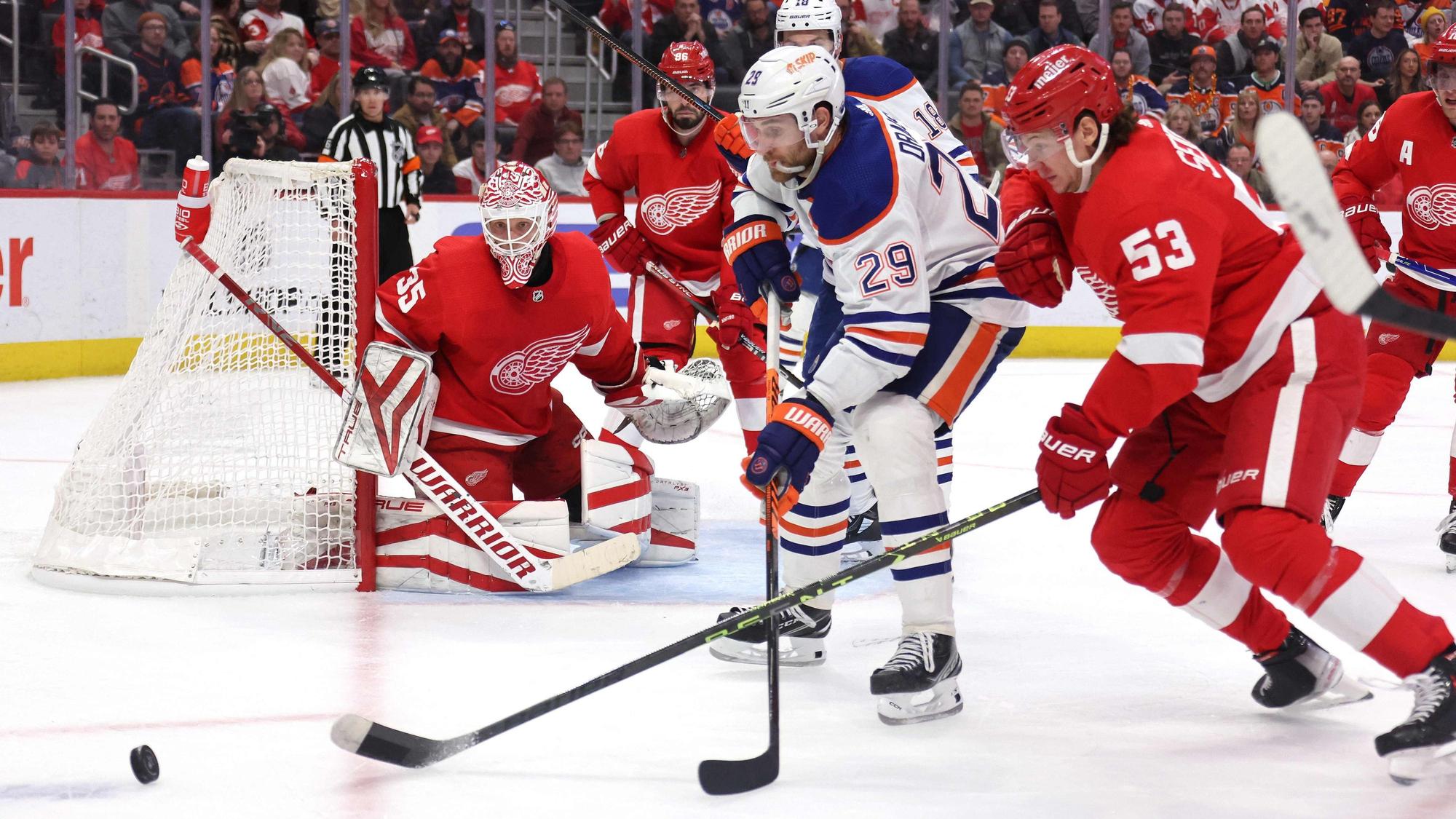 Leon Draisaitl von den Edmonton Oilers und Moritz Seidervon den Detroit Red Wings im Zweikampf um den Puck.