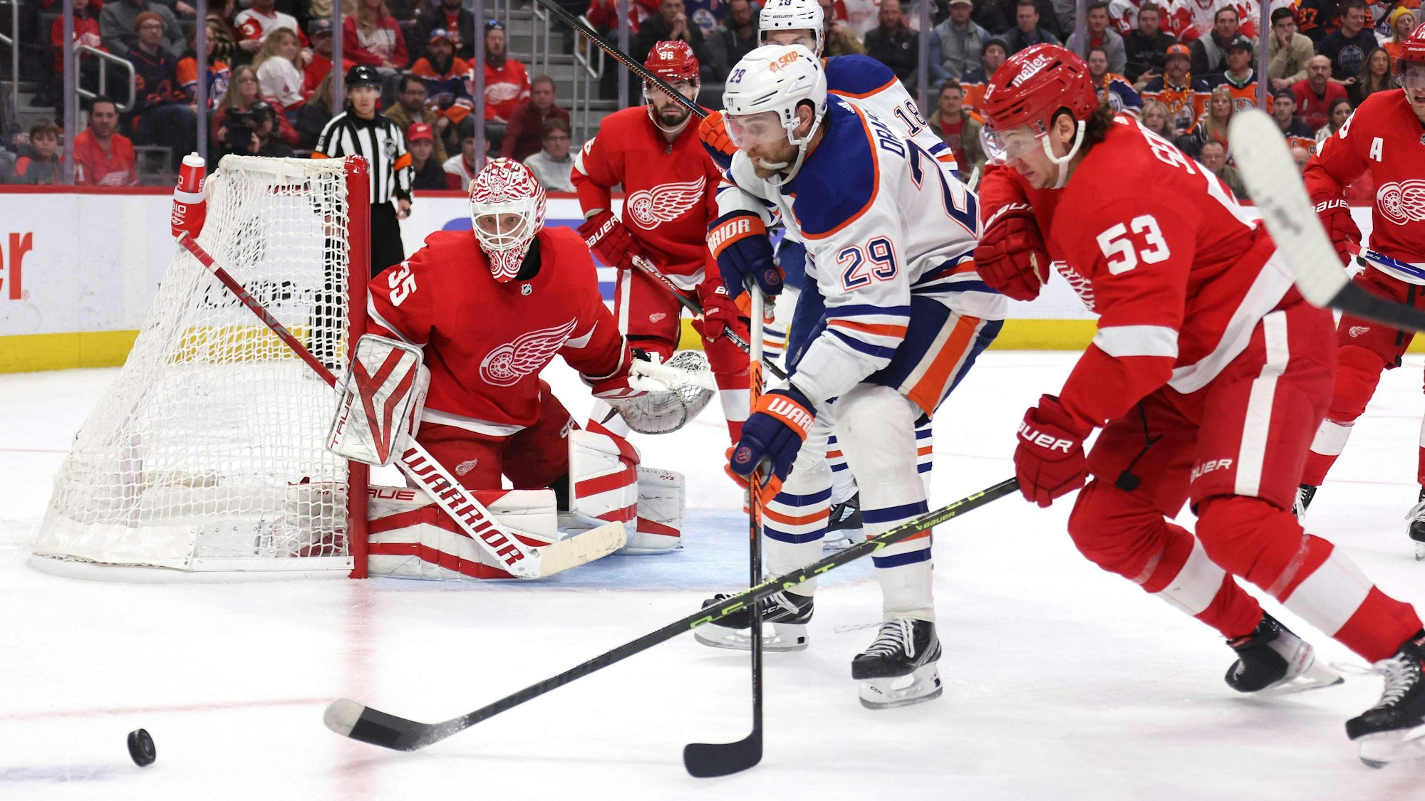Leon Draisaitl von den Edmonton Oilers und Moritz Seidervon den Detroit Red Wings im Zweikampf um den Puck.