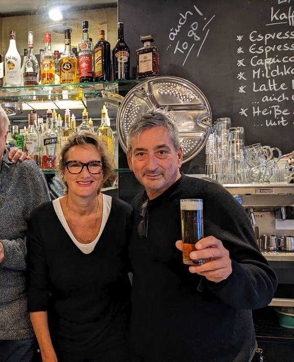 Köln: Die Café-Waschsalon-Inhaber Dirk Holzmann und Jürgen Walter. Dabei stehen die langjährigen Angestellten Miriam und Tarik El Maani