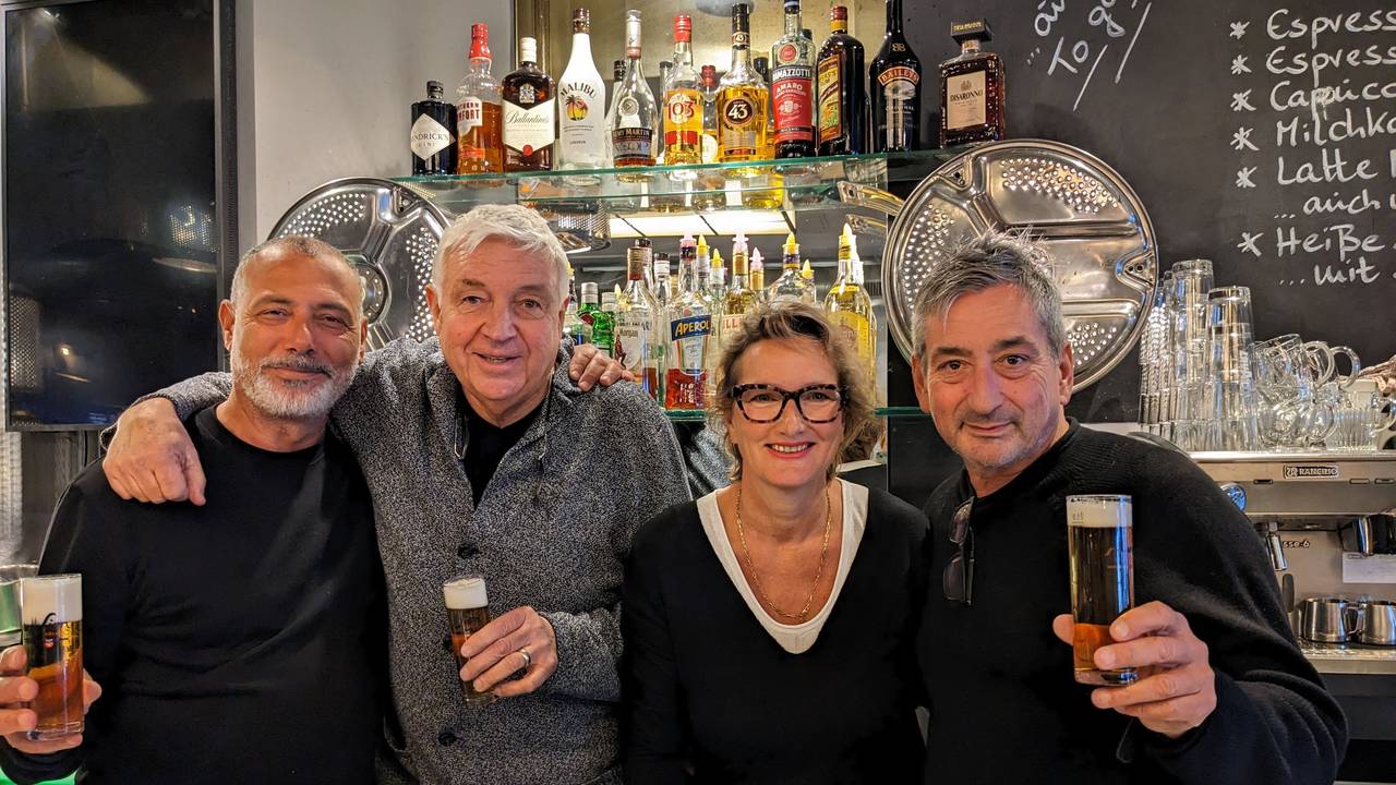 Köln: Die Café-Waschsalon-Inhaber Dirk Holzmann und Jürgen Walter. Dabei stehen die langjährigen Angestellten Miriam und Tarik El Maani