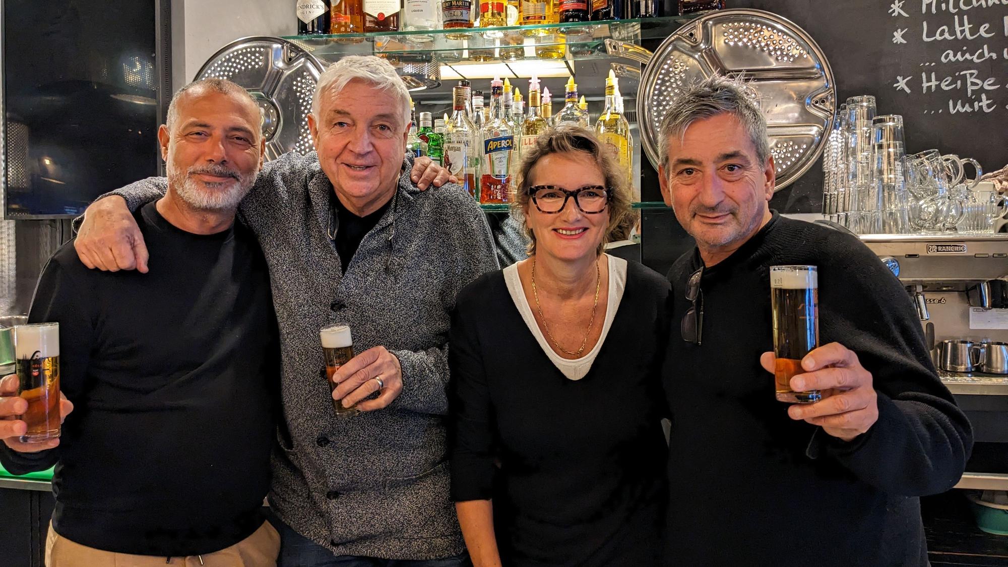 Die „Café Waschsalon“-Inhaber Dirk Holzmann (2.v.l.) und Jürgen Walter (re.) zusammen mit den langjährigen Team-Mitgliedern Miriam und Tarik El Maani