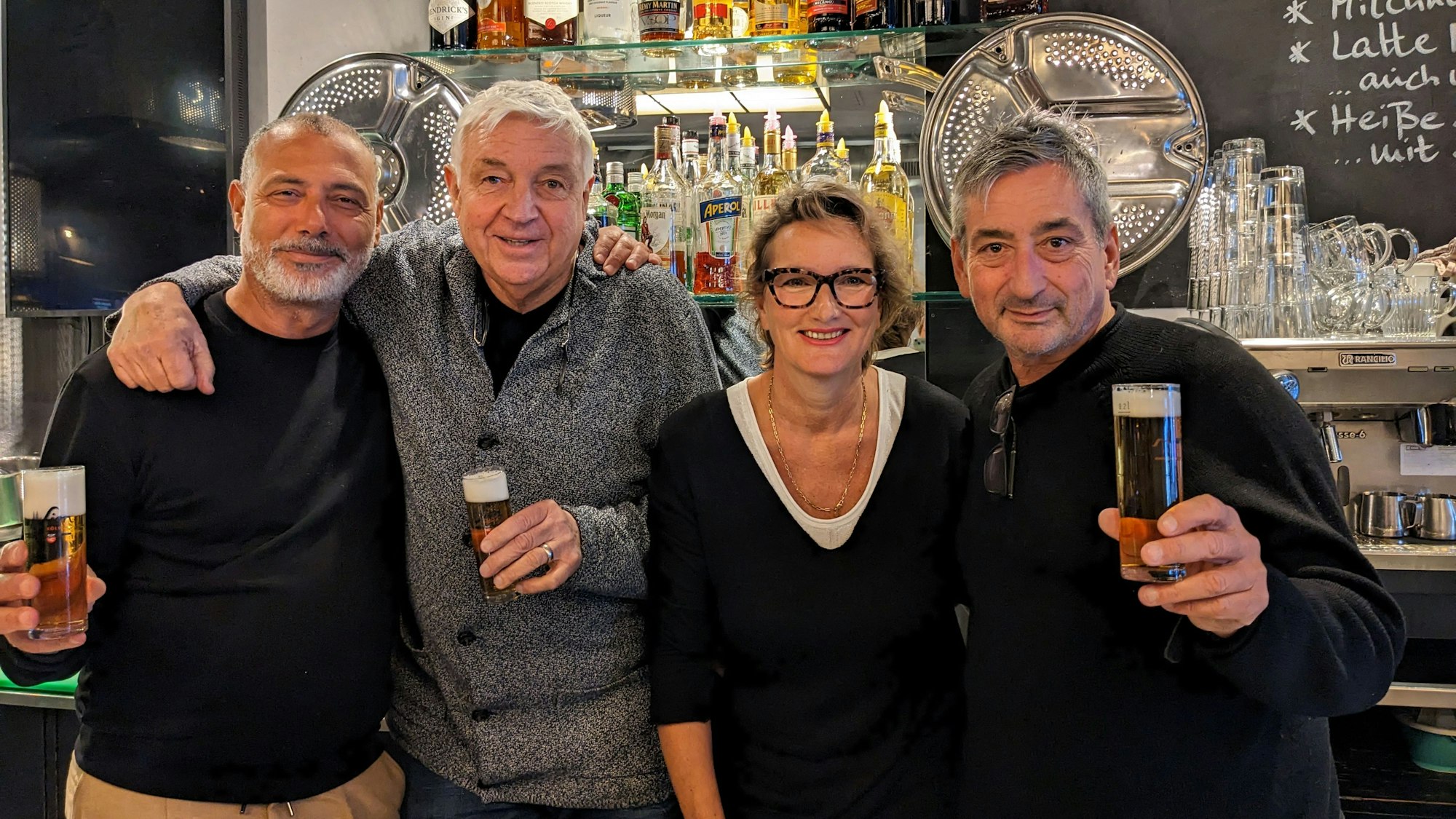 Die „Café Waschsalon“-Inhaber Dirk Holzmann (2.v.l.) und Jürgen Walter (re.) zusammen mit den langjährigen Team-Mitgliedern Miriam und Tarik El Maani