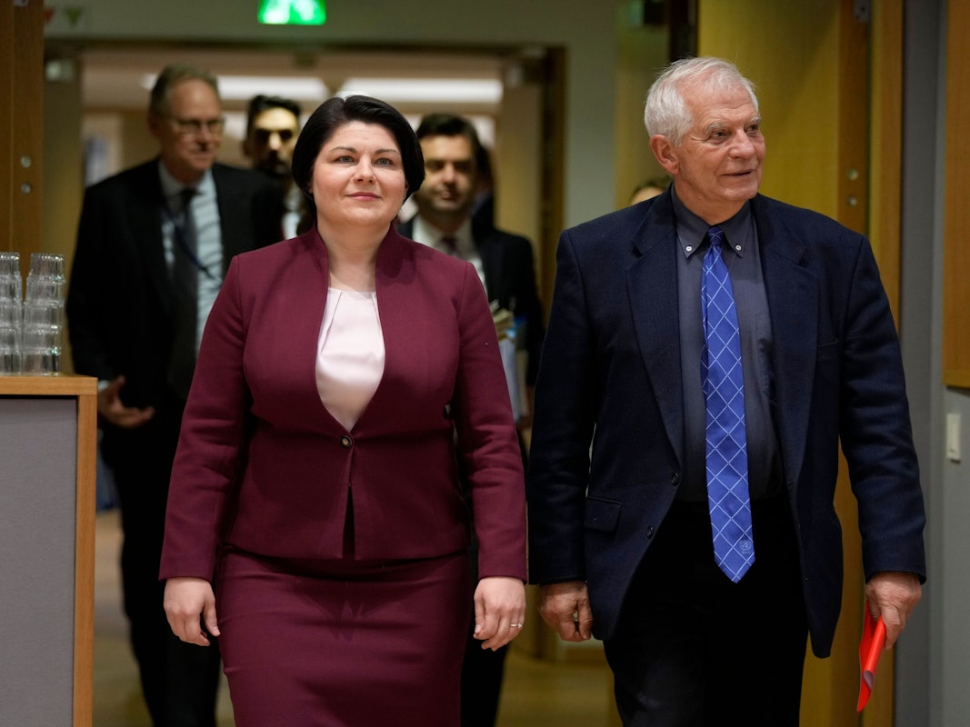 07.02.2023, Belgien, Brüssel: Josep Borrell (r), Hoher Vertreter der Europäischen Union für Außen- und Sicherheitspolitik, und Natalia Gavrilita, Premierministerin der Republik Moldau, treffen im Gebäude des Europäischen Rates in Brüssel zum Assoziationsrat EU-Moldau ein.