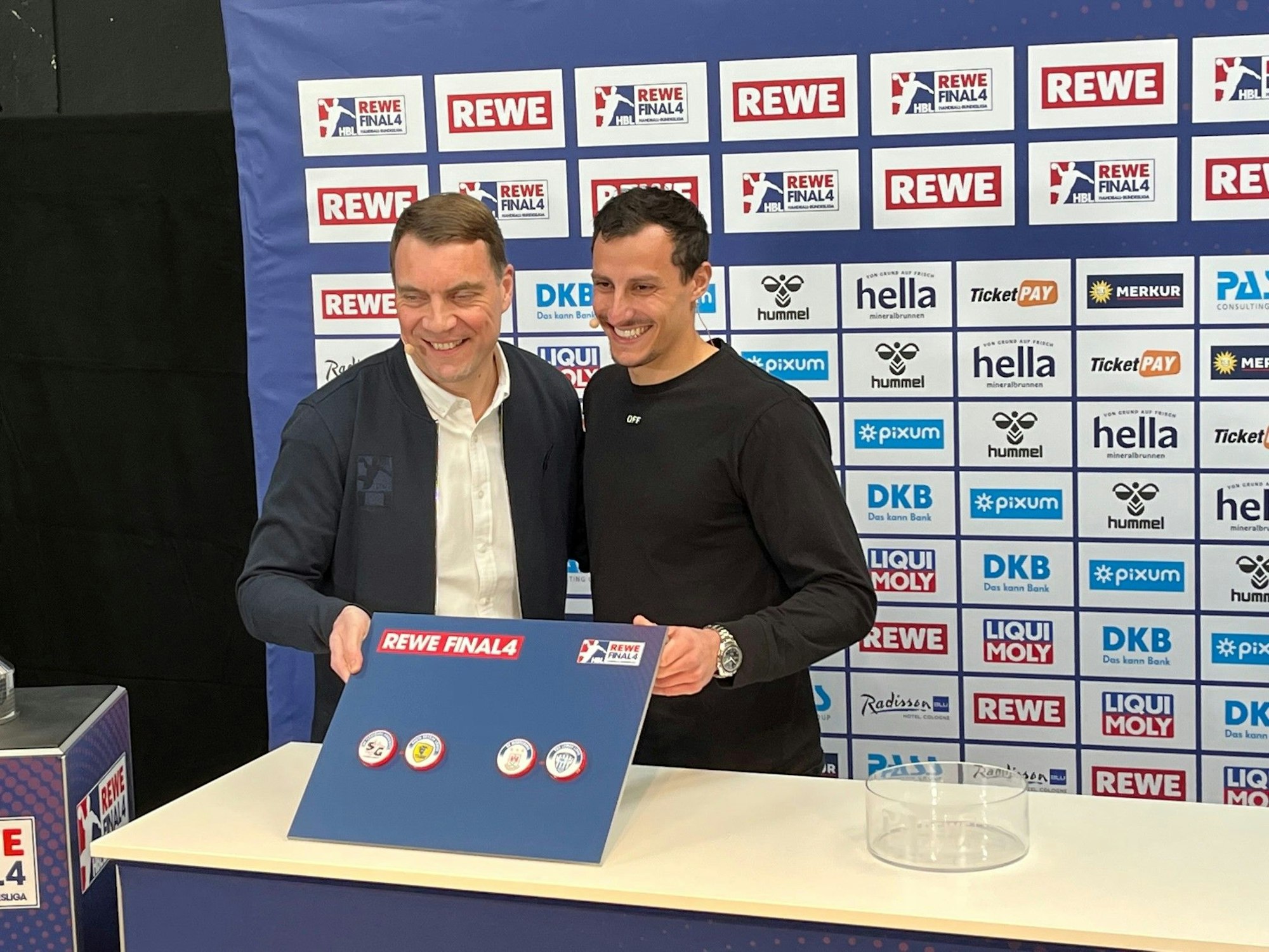 Pokalauslosung in Köln mit Hockey-Weltmeister Timur Oruz.